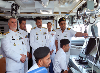 Iran Navy commander visits various PN Units at Karachi