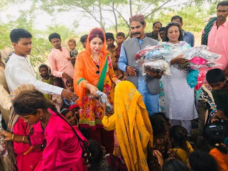 Aneesa Waliullah distributed clothes and Gifts among Thari Families