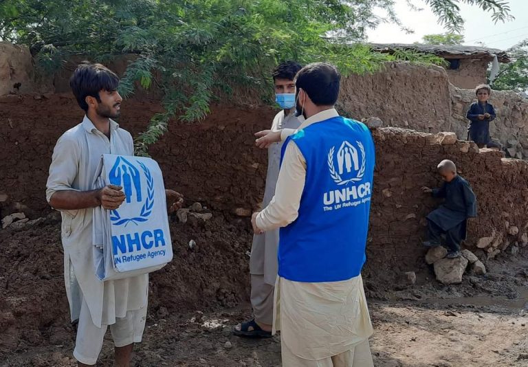 UNHCR steps up efforts to support flood-affected refugees, Pakistani communities
