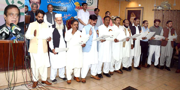 Federal minister Shibli Faraz administers oath to AKNS office bearers