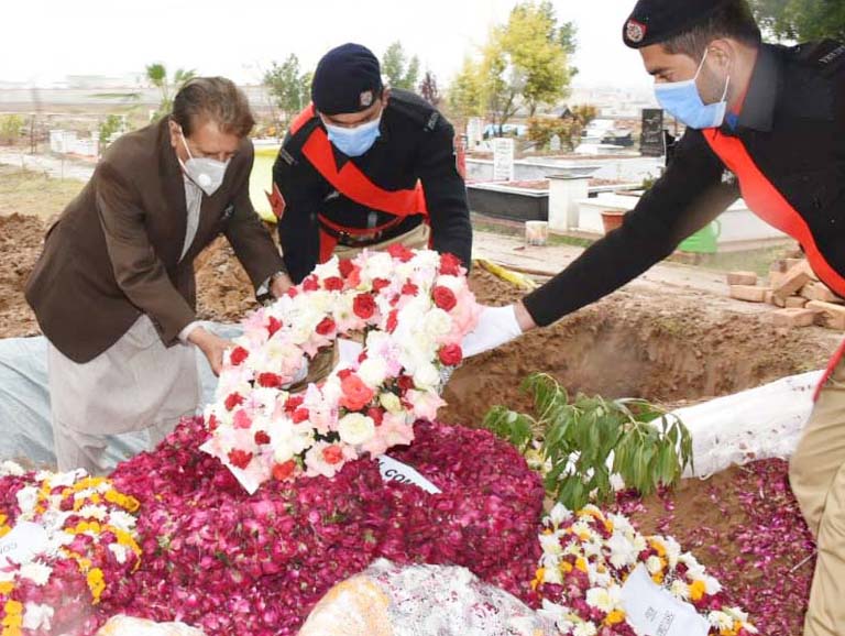 PM AJK lays a wreath at grave of Lt Gen (retd) Mohsin Kamal