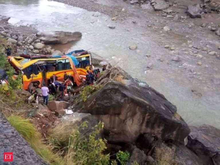 6 killed, 02 injured as car falls into deep gorge in AJK