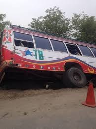 7 injured, passenger bus overturns