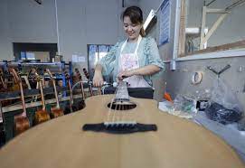 Booming guitar industry brings better life to once-impoverished county in SW China