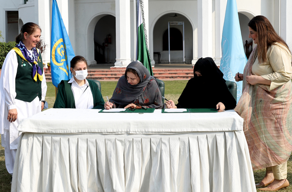 Guides Association Punjab and University of Lahore sign MoU