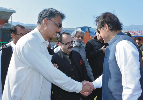 Chaudhry Anwar ul Haq receives Imran Khan on his arrival to AJK