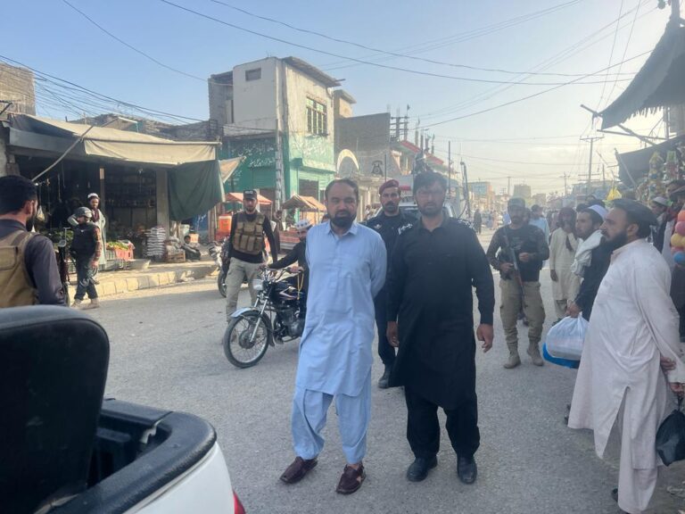 DPO South Waziristan  visits various places of Wana Bazar and review security