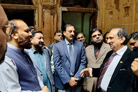 Dr. Jamal Nasir visits Sujan Singh Haveli.
